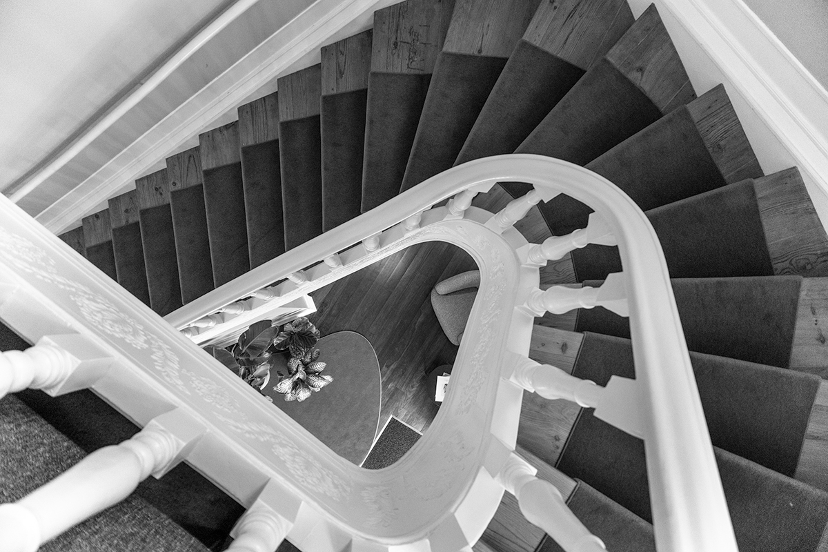 fotografia de escadas de hotel