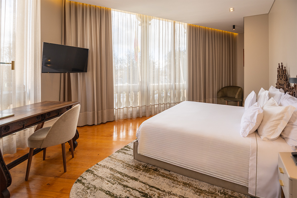 fotografia de quarto de hotel com luz natural