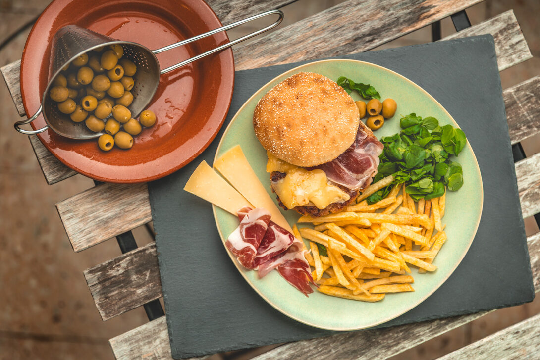 hamburguer regional no prato