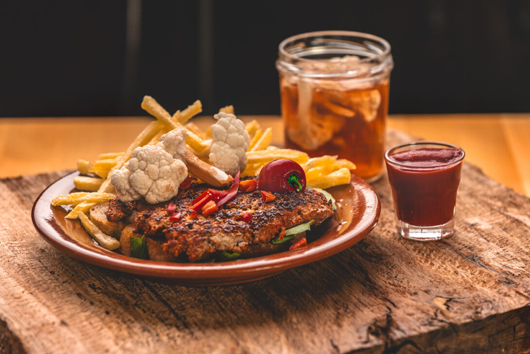 fotografia de jantar elegante à luz natural