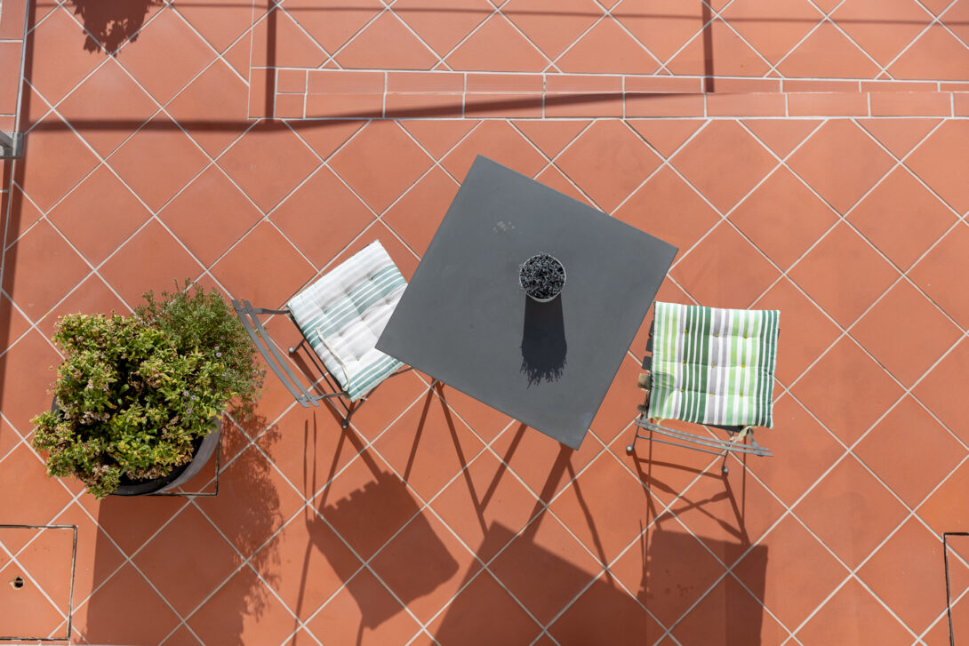 fotografia-de-hotel-cadeira-mesa-exterior